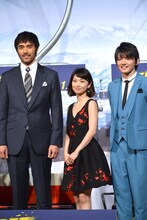 「疾風ロンド」クランクアップ会見にて、左から阿部寛、大島優子、濱田龍臣。