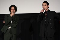 関西弁で掛け合いを披露する池松壮亮（左）、菅田将暉（右）。