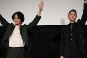 左から池松壮亮、菅田将暉。