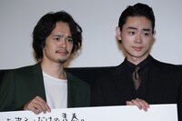 劇中で披露する「神妙な面持ち」を再現する池松壮亮（左）と菅田将暉（右）。