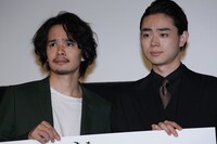 劇中で披露する「神妙な面持ち」を再現する池松壮亮（左）、菅田将暉（右）。