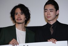 劇中で披露する「神妙な面持ち」を再現する池松壮亮（左）、菅田将暉（右）。