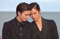 こっそりと話をする窪田正孝（右）と稲葉友（左）。