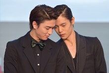 こっそりと話をする窪田正孝（右）と稲葉友（左）。