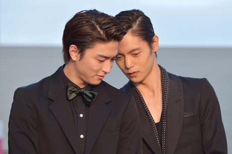 こっそりと話をする窪田正孝(右)と稲葉友(左)。