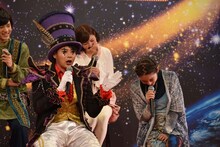 「最年少」を「最少年」と言ってしまい、吉村崇にツッコまれた柳美稀（右）。