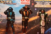 左から仮面ライダースペクター、仮面ライダーゴースト、仮面ライダーネクロム。
