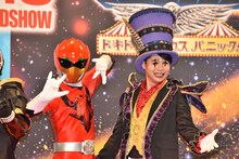 左からジュウオウイーグル、吉村崇。