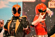 左から仮面ライダーゴースト、ジュウオウイーグル。