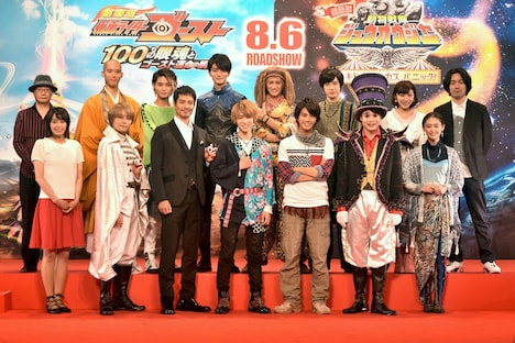 「劇場版 動物戦隊ジュウオウジャー ドキドキ サーカス パニック！」に出演する平成ノブシコブシ吉村（前列右から2人目）。