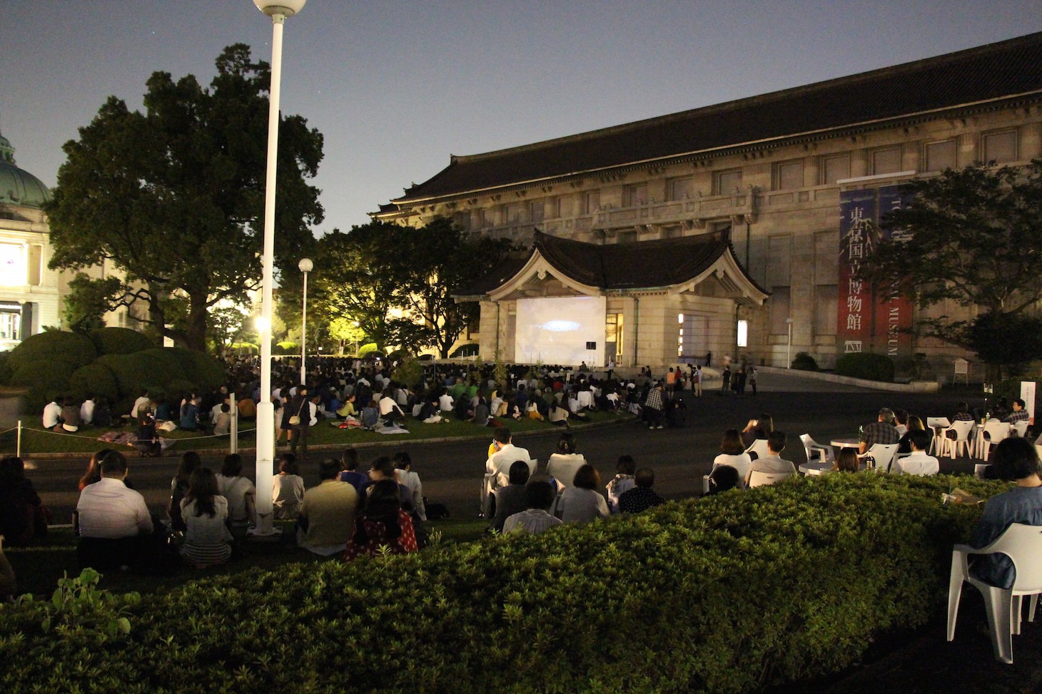 過去の「博物館で野外シネマ」の様子。