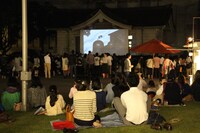 過去の「博物館で野外シネマ」の様子。