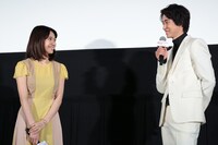 左から二階堂ふみ、山崎賢人。