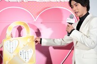 南京錠に書いたコメントを説明する山崎賢人。