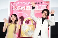 左から二階堂ふみ、山崎賢人。