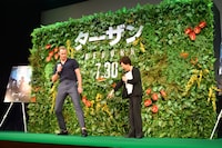 ステージ上の印を見て「この星は誰の立ち位置？」と尋ね、観客にスペシャルゲストをバラしてしまったアレクサンダー・スカルスガルド。