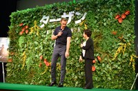 ステージ上の印を見て「この星は誰の立ち位置？」と尋ね、観客にスペシャルゲストをバラしてしまったアレクサンダー・スカルスガルド。