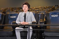 MX4Dシートを初体験する藤原竜也。