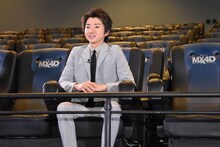 MX4Dシートを初体験する藤原竜也。