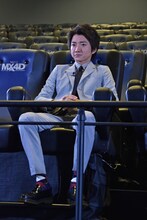 MX4Dシートを初体験する藤原竜也。