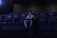 MX4Dシートを初体験する藤原竜也。