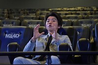 MX4Dシートの効果に驚く藤原竜也。