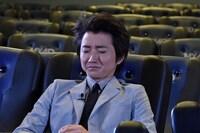 霧の噴射を顔面に受けた藤原竜也。