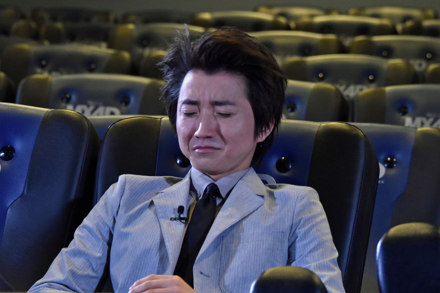 霧の噴射を顔面に受けた藤原竜也。