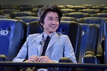 霧の噴射を顔面に受け、「水が飛んできたよ！」と驚く藤原竜也。