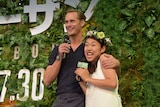 「僕のジェーンです」と横澤夏子（右）を紹介するアレクサンダー・スカルスガルド（左）。