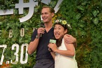 「僕のジェーンです」と横澤夏子（右）を紹介するアレクサンダー・スカルスガルド（左）。