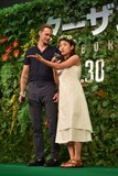 左からアレクサンダー・スカルスガルド、横澤夏子。
