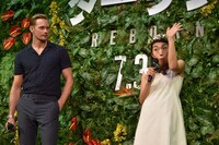 イラッと来る女性のモノマネを披露する横澤夏子（右）。