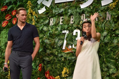 イラッとくる女性のモノマネを披露する横澤夏子（右）。