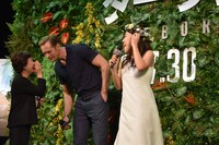 横澤夏子のネタを訳してもらうアレクサンダー・スカルスガルド（中央）。