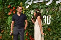 「カエルが触れる女の人大好き！」と笑顔で話すアレクサンダー・スカルスガルド（左）。