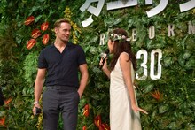 「カエルが触れる女の人大好き！」と笑顔で話すアレクサンダー・スカルスガルド（左）。