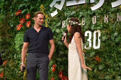 「カエルが触れる女の人大好き！」と笑顔で話すアレクサンダー・スカルスガルド（左）。