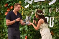 横澤夏子（右）に盆栽をプレゼントされたアレクサンダー・スカルスガルド（左）。