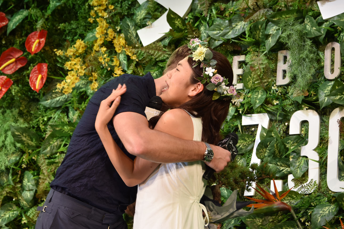 横澤夏子（右）に盆栽をプレゼントされ、感謝のキスを返したアレクサンダー・スカルスガルド。