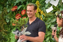 プレゼントの盆栽を見て「持って帰れるかな？」と心配するアレクサンダー・スカルスガルド。