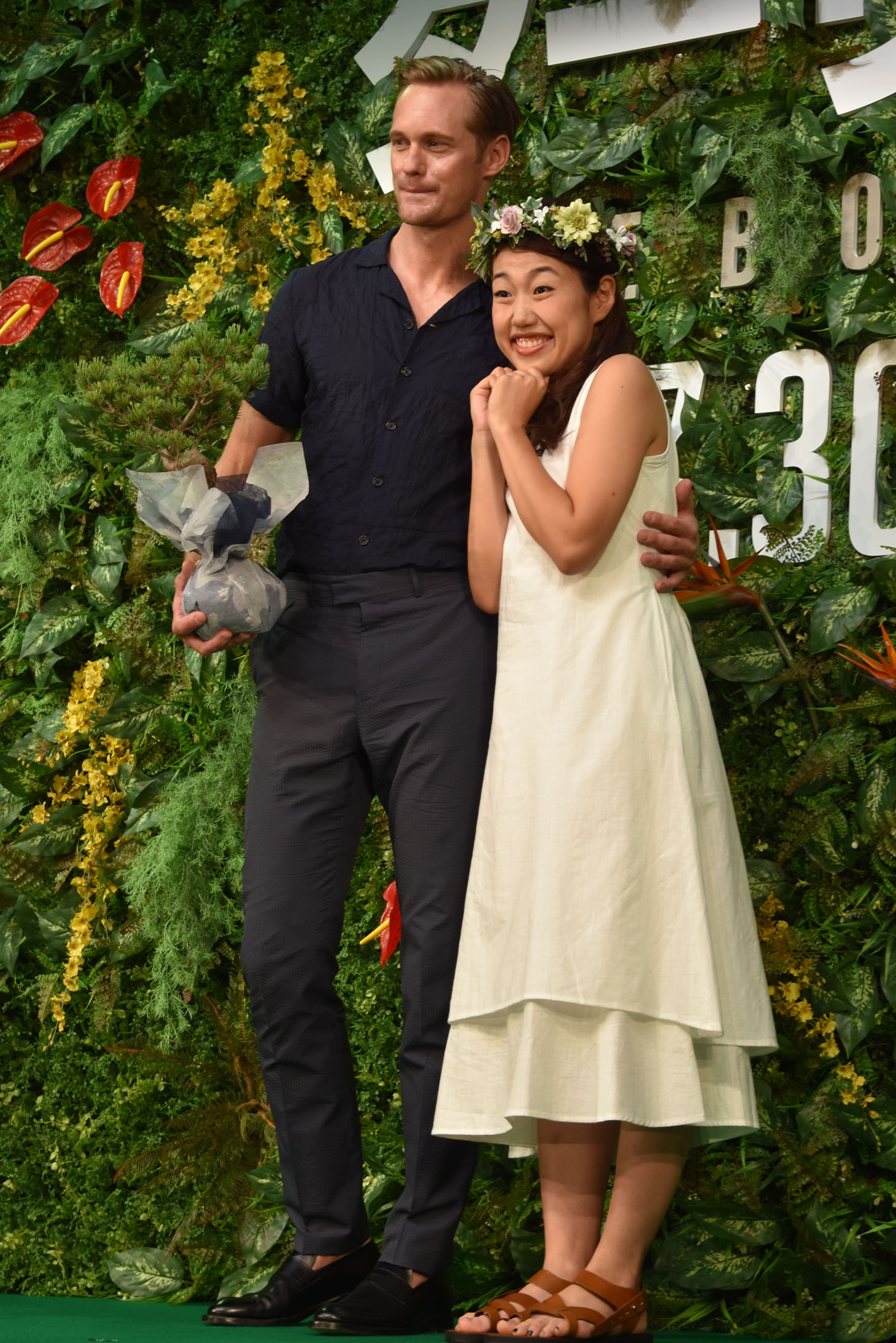 左からアレクサンダー・スカルスガルド、横澤夏子。