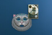 チェシャ猫をモチーフにしたフェイスパック。