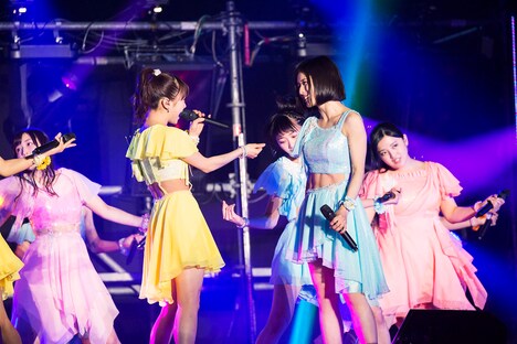 「その『おこだわり』、私にもくれよ!!」より、石田亜佑美（中央左）と松岡茉優（中央右）。