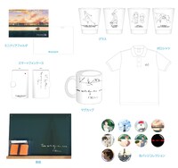 左上から時計回りに「ミニクリアフォルダ」（378円）、「グラス」全4種（各1080円）、「ポロシャツ」S、M（各3240円）、「缶バッジコレクション」全10種（各432円）、「黒板」（2484円）、「スマートフォンケース」（2160円）、「マグカップ」（1296円）。