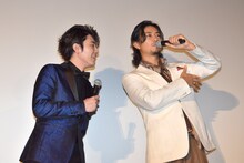 「みんなワキ気を付けて！」と観客に呼びかける斎藤工（右）と間宮祥太朗（左）。