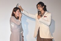 ファンの頭をハンカチでポンポンと拭く斎藤工（右）。