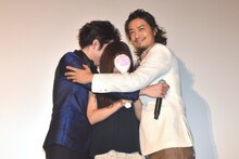 ファンにダブルハグをする間宮祥太朗（左）と斎藤工（右）。