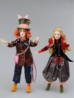 左からマッドハッター、アリスのドール。(c)Disney