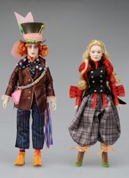 左からマッドハッター、アリスのドール。(c)Disney